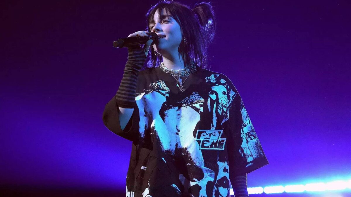 Billie Eilish en el escenario durante su gira mundial