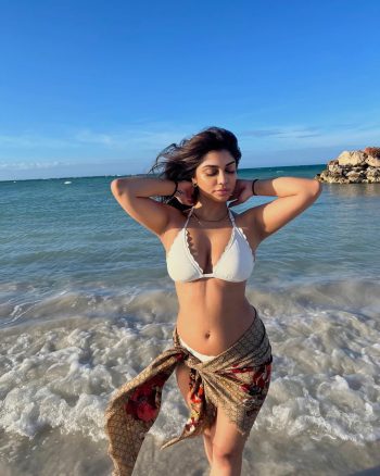 Priyanka Ares posando muy sexy