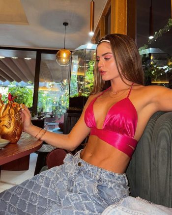 Valeria Duque posando su cuerpo fitness en bikini