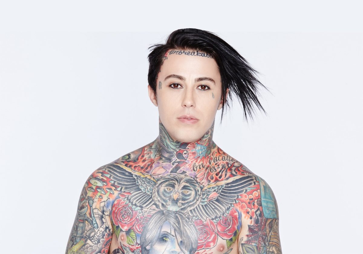 Ronnie Radke de Falling in Reverse con el torso desnudo, exhibiendo sus tatuajes.